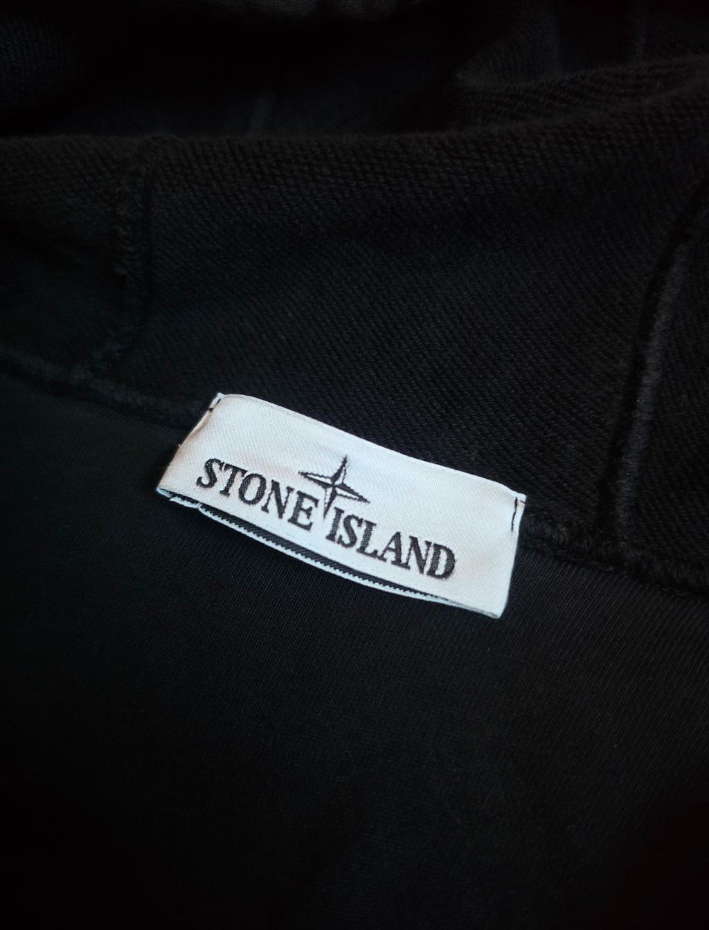 Stone Island Kapuzenjacke aus Bio-Baumwollfleece mit durchgehendem Reißverschluss – K1S156100042 S0051 V0029 – Schwarz – XL
