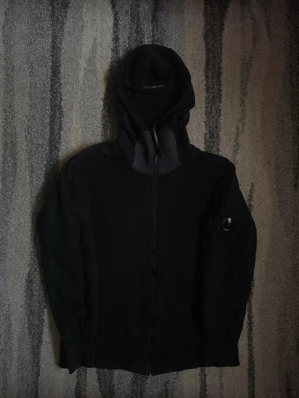 C.P. Company Soft Neck Lens Hooded Zip Sweatshirt – 09CMSS035A 005086W 999 – Black – M