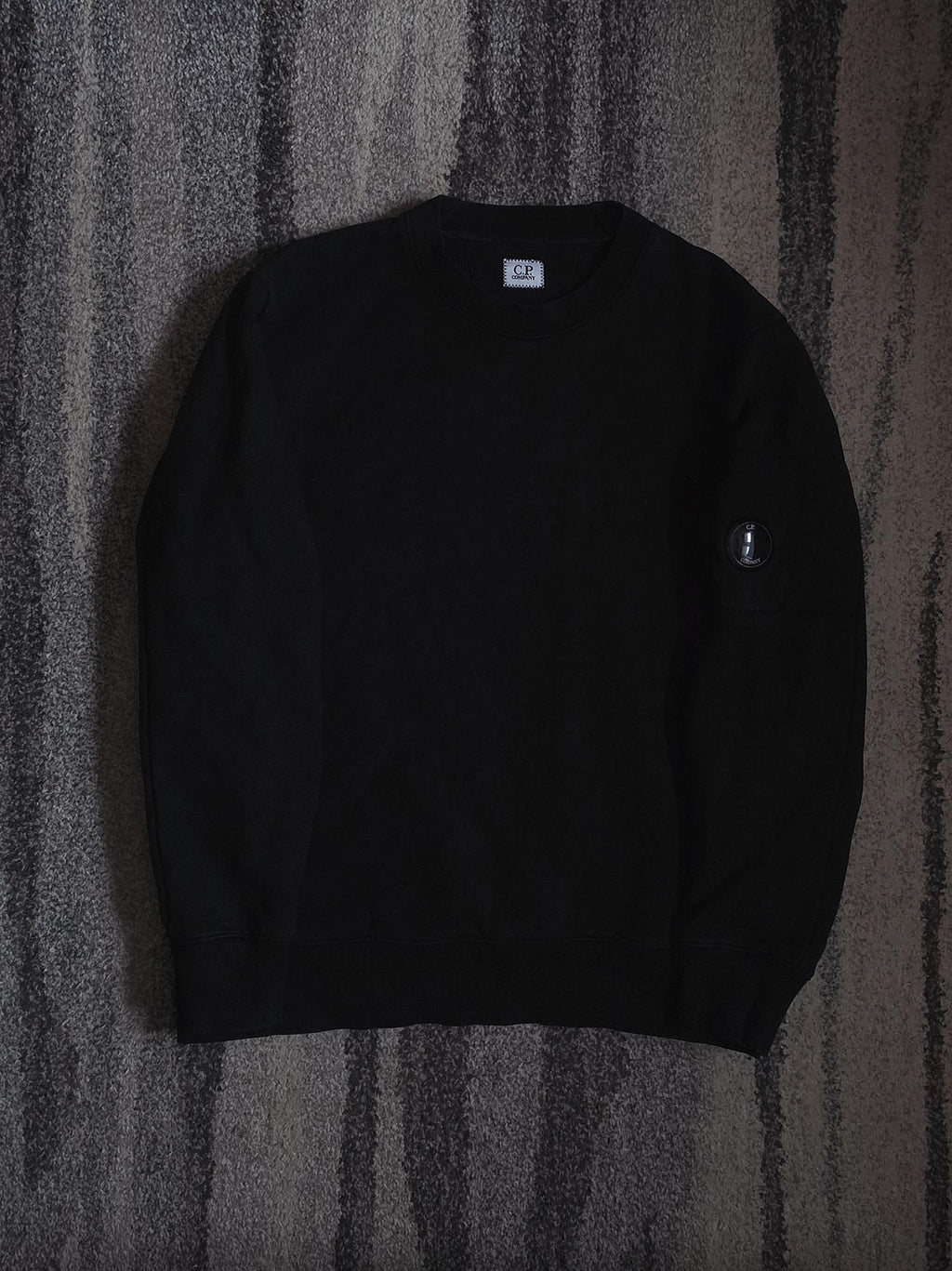 C.P. Company Diagonal Raised Fleece Crewneck Lens Sweatshirt – CMSS713A 005086W 999 – Black – XL