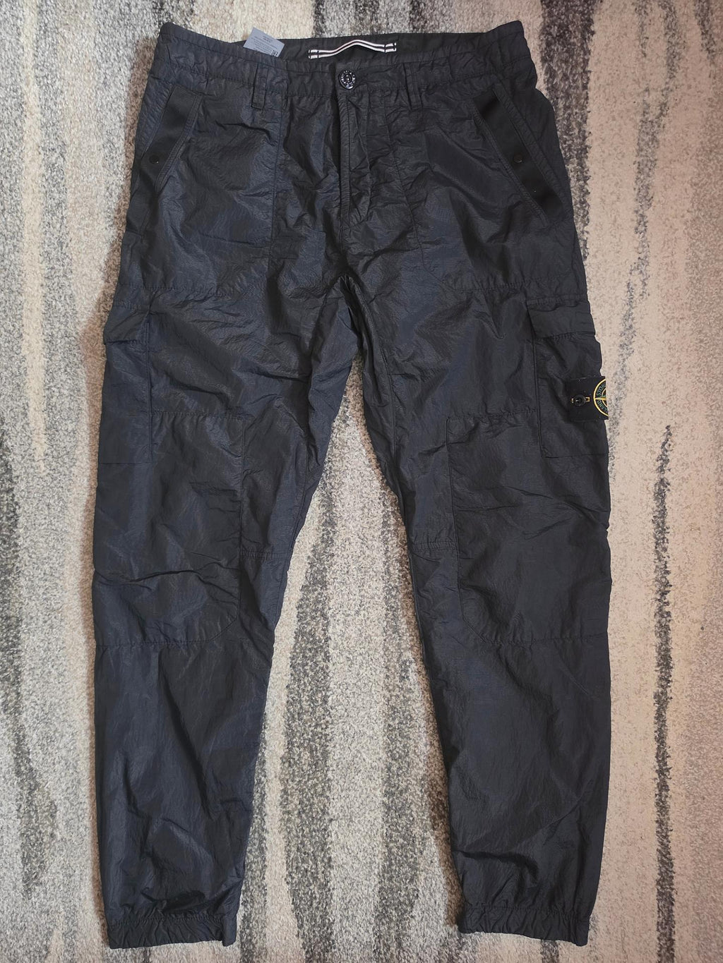 Stone Island Nylon Metal Seersucker Cargo Pants – 721532029 V0029 – Black – W32