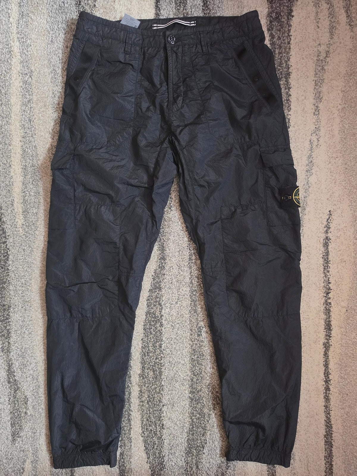 Stone Island Nylon Metal Seersucker Cargo Pants – 721532029 V0029 – Black – W32