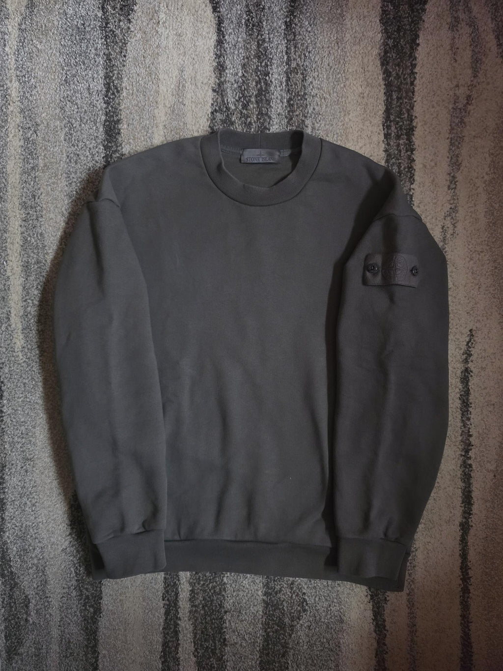 Stone Island Ghost Piece Crewneck Sweatshirt – 7715633F3 V0067 – Dark Grey – L