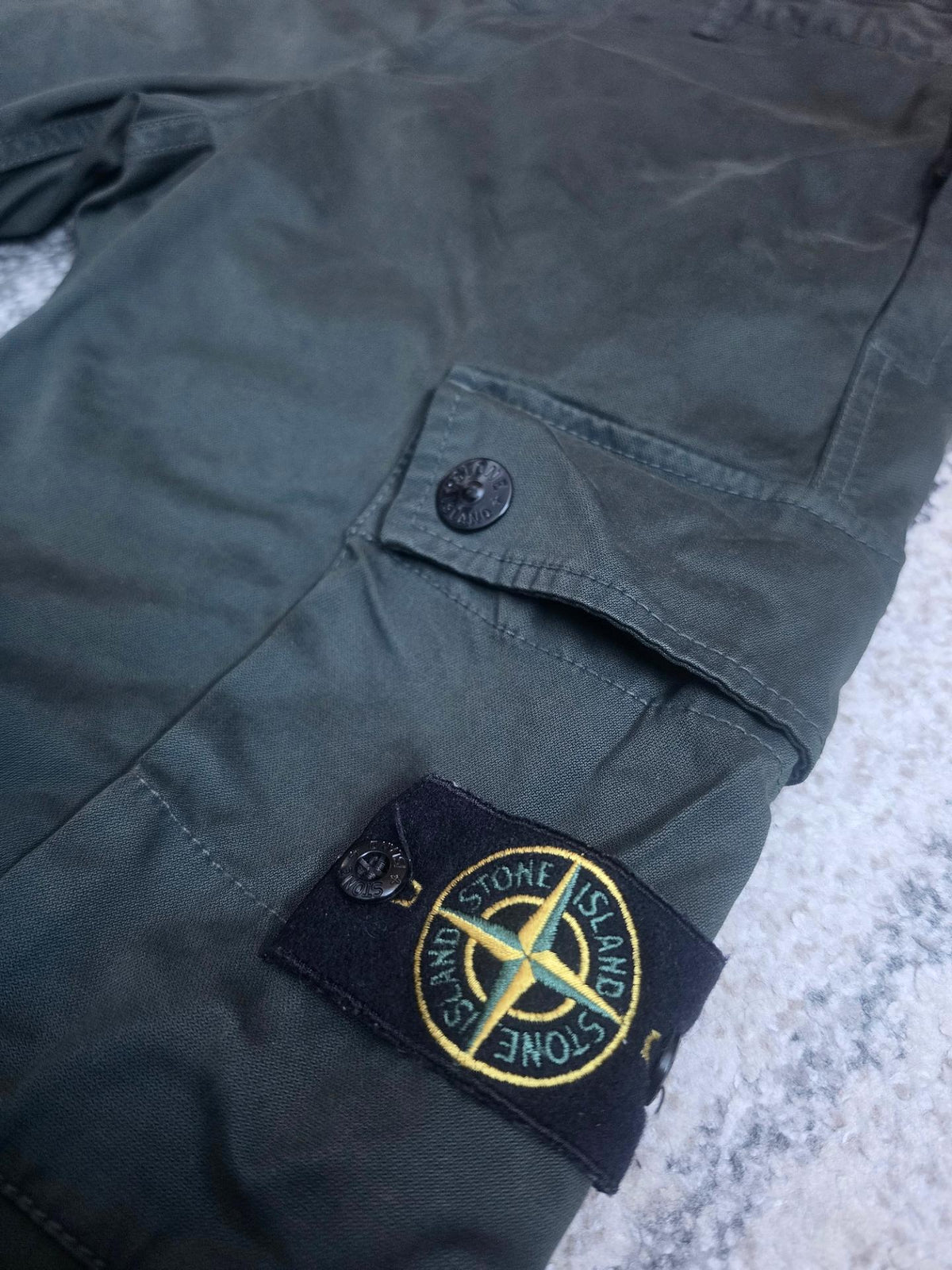 Stone Island 303L1 Compass Patch Cargo Pants – 7715303L1 V0158 – Olive Green – W32