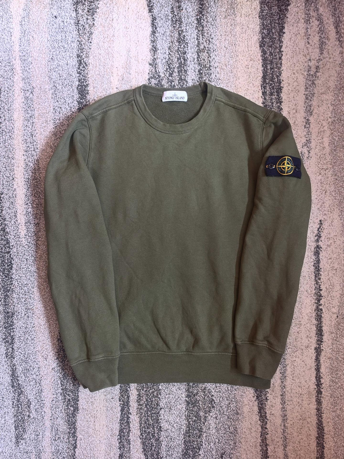 Stone Island Garment Dyed Crewneck Sweatshirt – 711562720 V0058 Olive Green – L