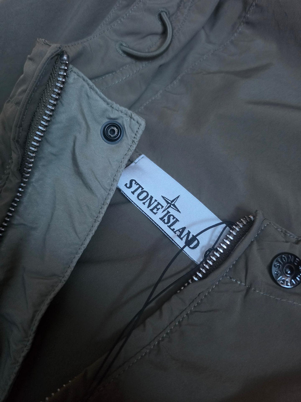 Stone Island 4100052 Light Compact Touch Poly-TC Short Parka – L1S154100052 S0042 V005G – Military Green – XL