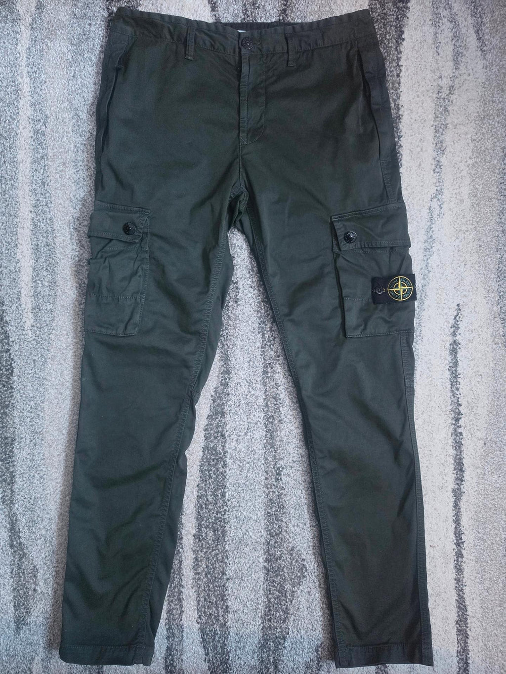 Stone Island 303L1 Compass Patch Cargo Pants – 7715303L1 V0158 – Olive Green – W32