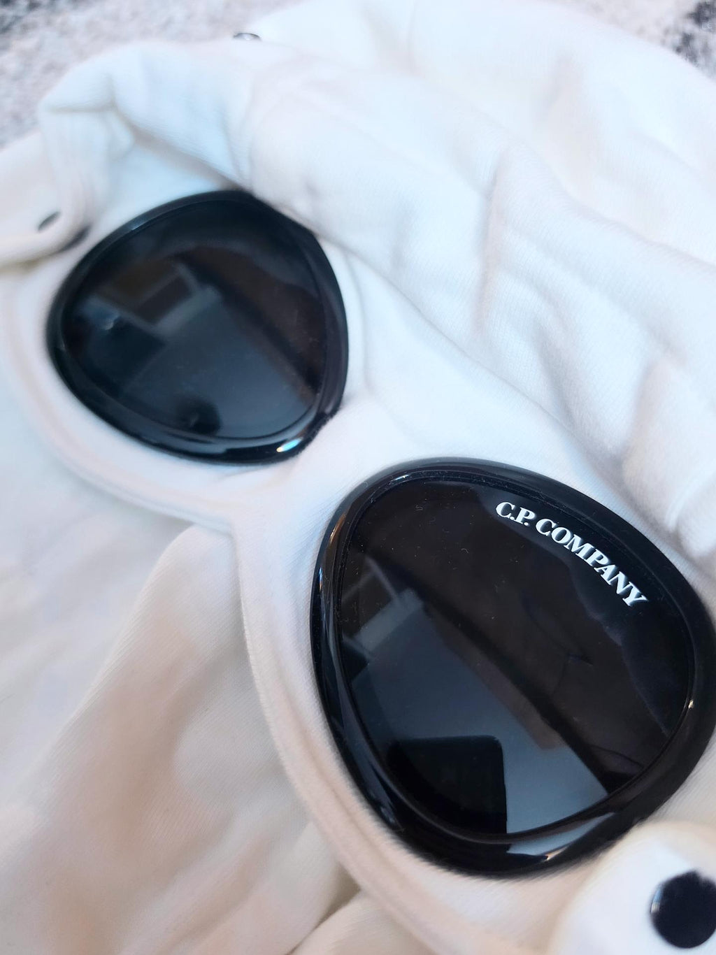 C.P. Company Diagonal Raised Fleece Goggle Zip Hoodie – 13CMSS082A 005086W – White – L
