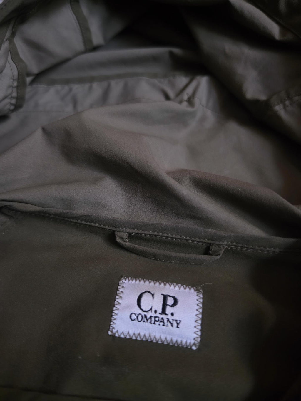 C.P. Company Pro-Tek Lens Hooded Jacket – 06CMOW019A 004117A 672 – Khaki – 56