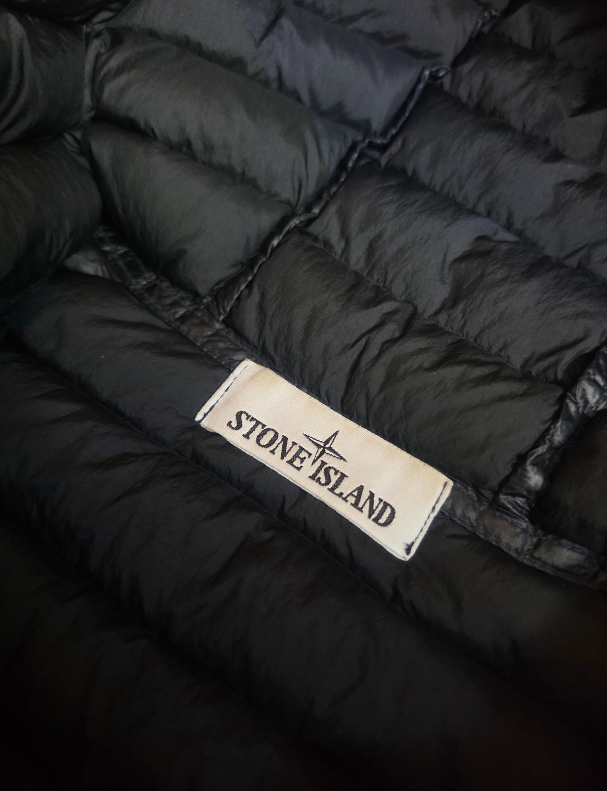 Stone Island 40324 Packable Loom Woven Chambers R-Nylon Down-TC Jacket – 791540324 V0020 – Navy Blue – M