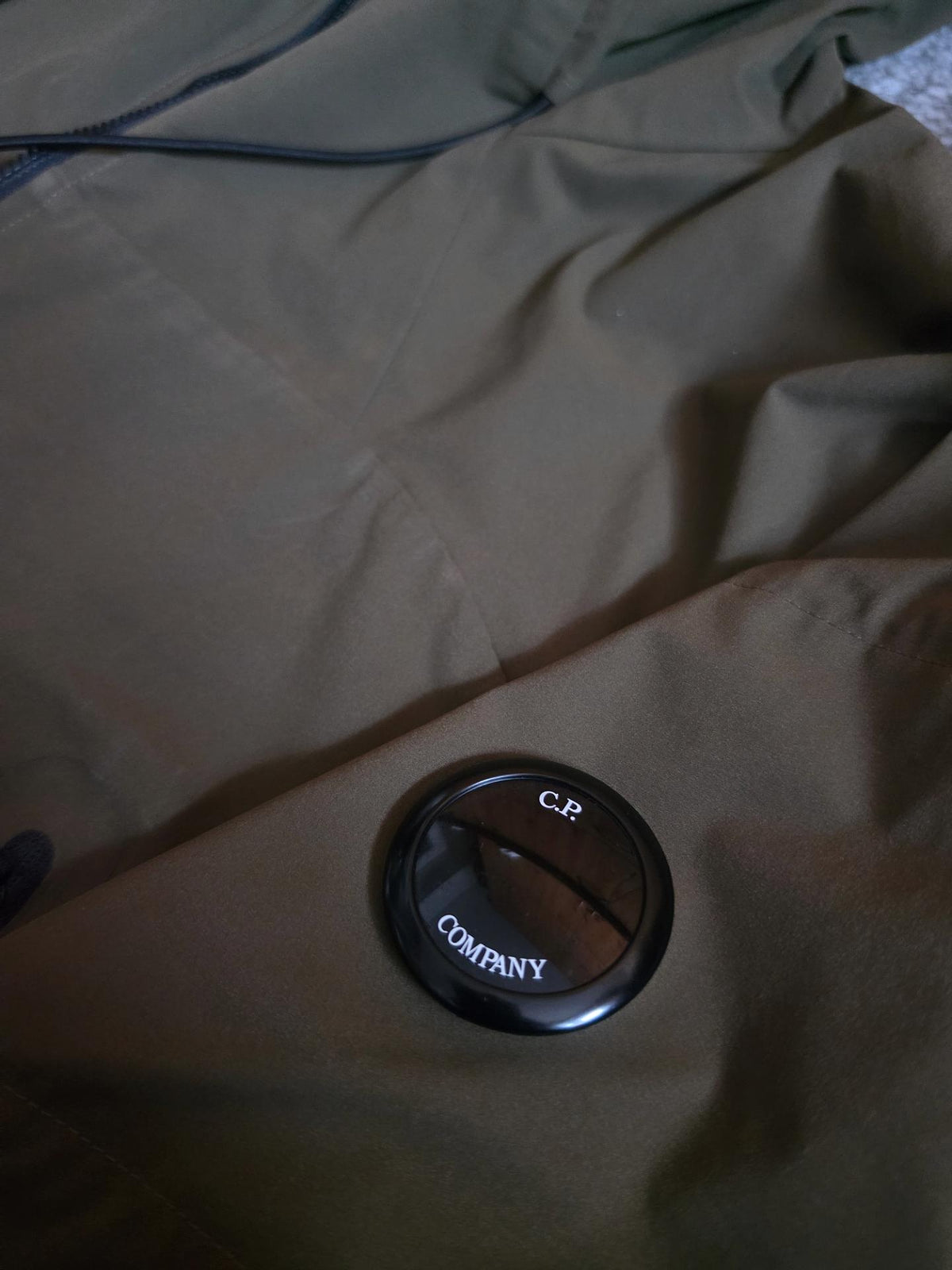 C.P. Company Pro-Tek Lens Hooded Jacket – 06CMOW019A 004117A 672 – Khaki – 56