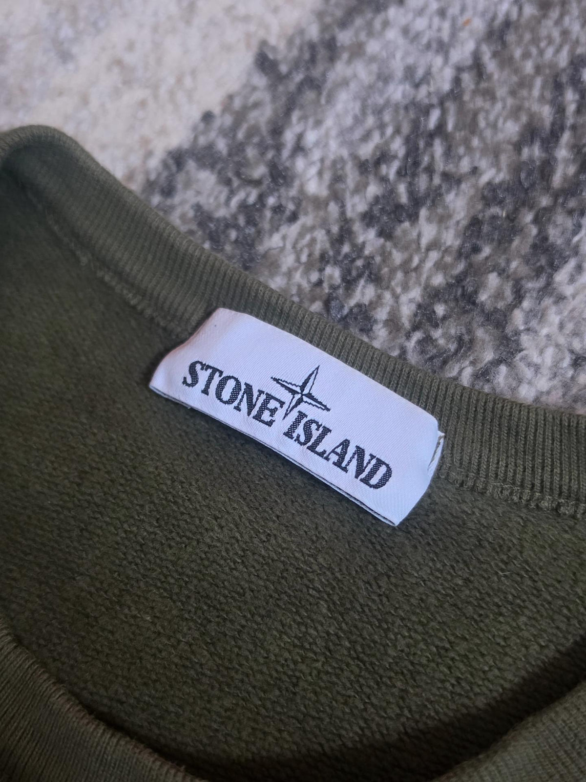 Stone Island Garment Dyed Crewneck Sweatshirt – 711562720 V0058 Olive Green – L