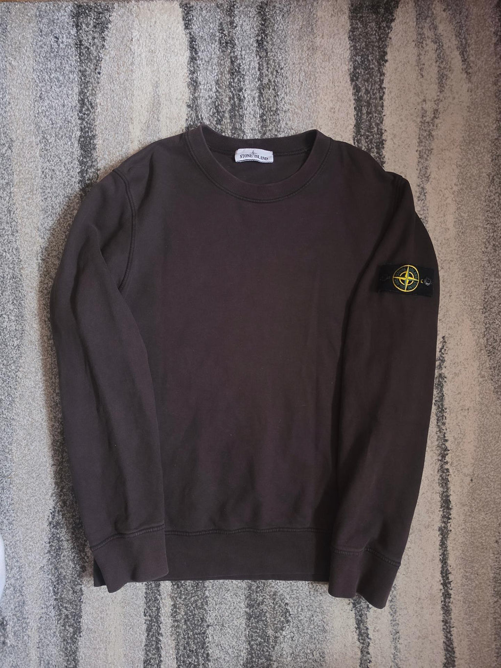 Stone Island Compass Logo Crewneck Sweatshirt – 751563020 V0070 Dark Brown – L