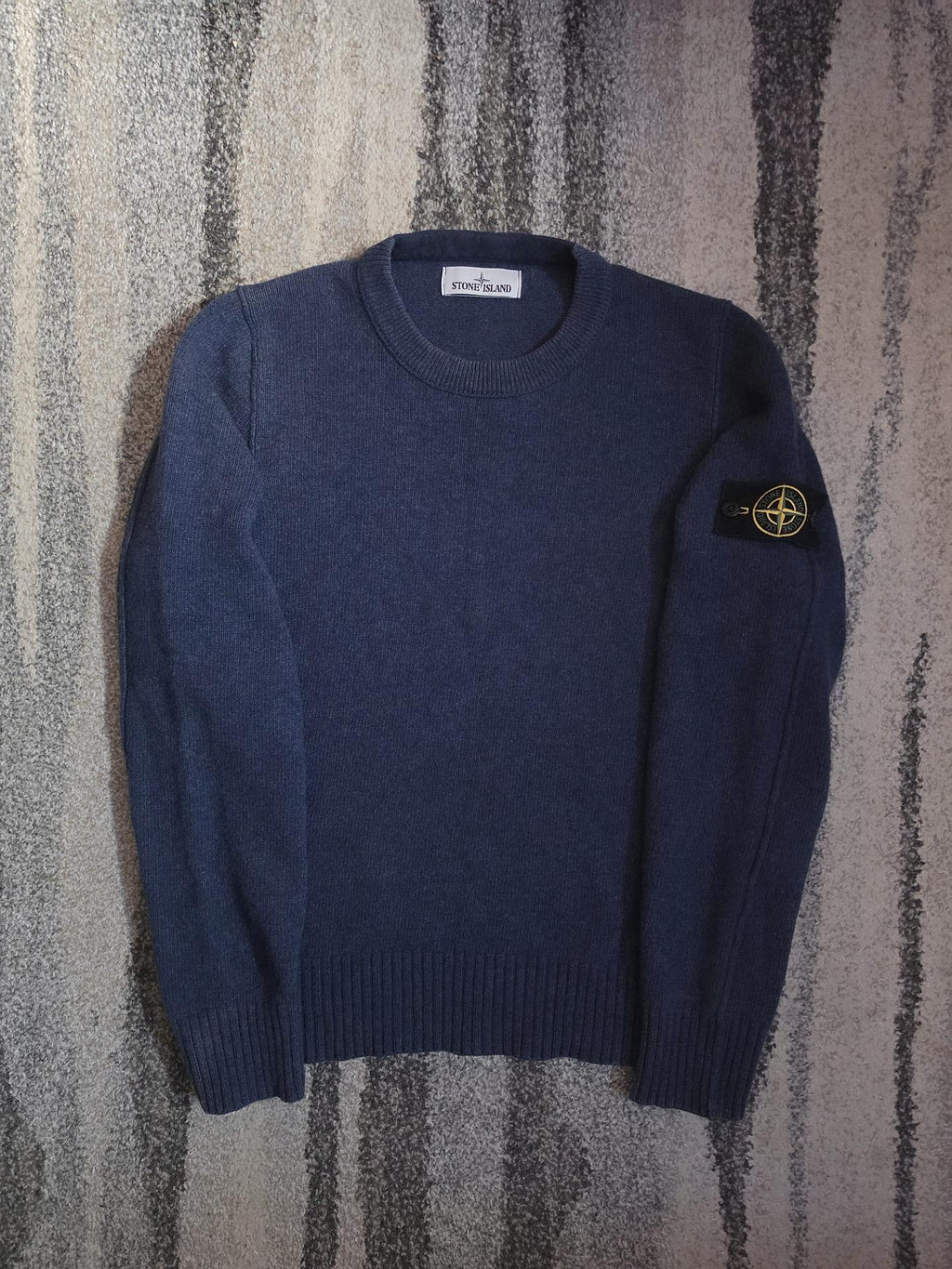 Stone Island Rundhalspullover – 611550AA3 Königsblau – M