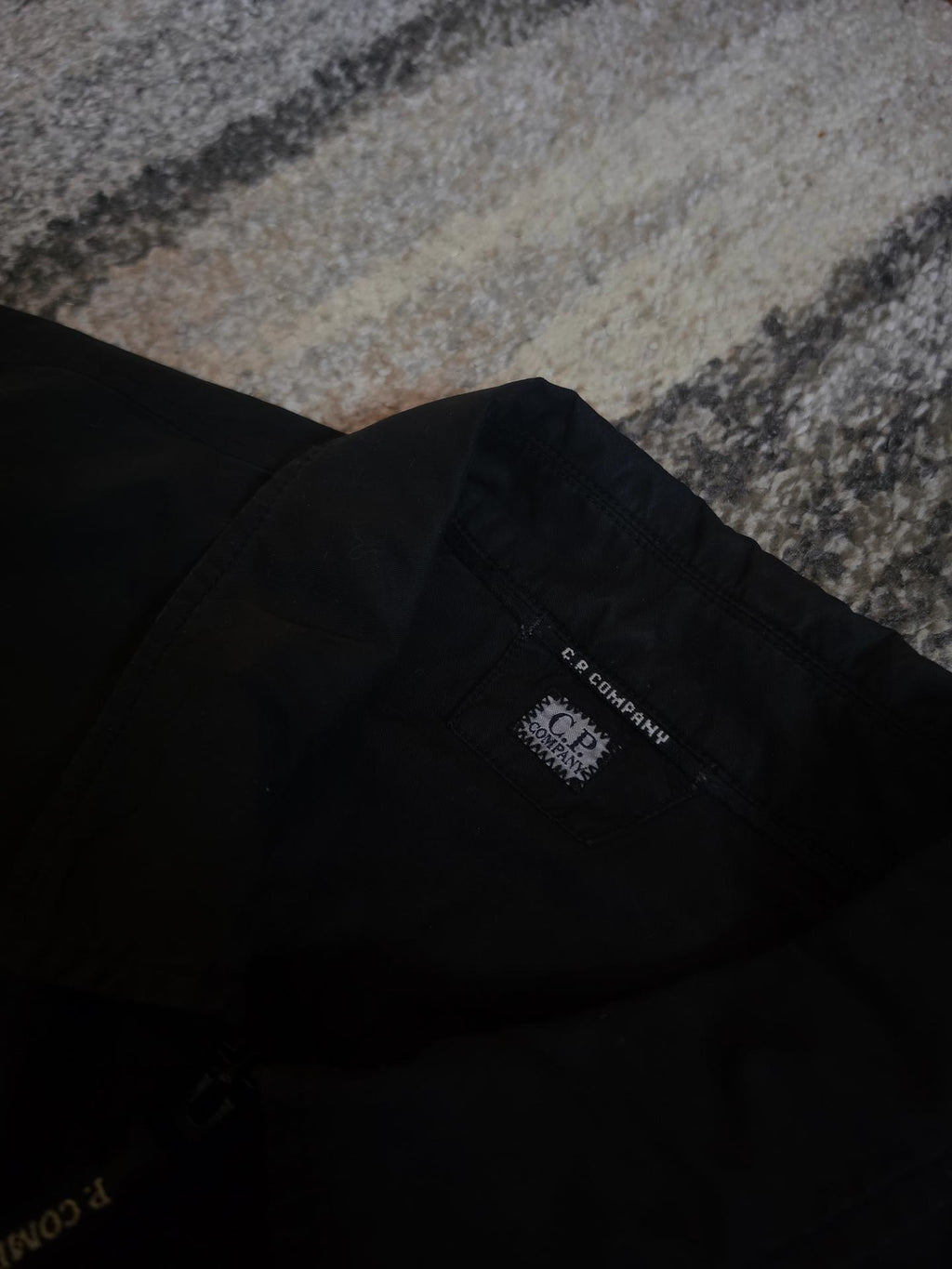 C.P. Company Gabardine Lens Zipped Overshirt – CMSH158A 002824G 999 – Black – L