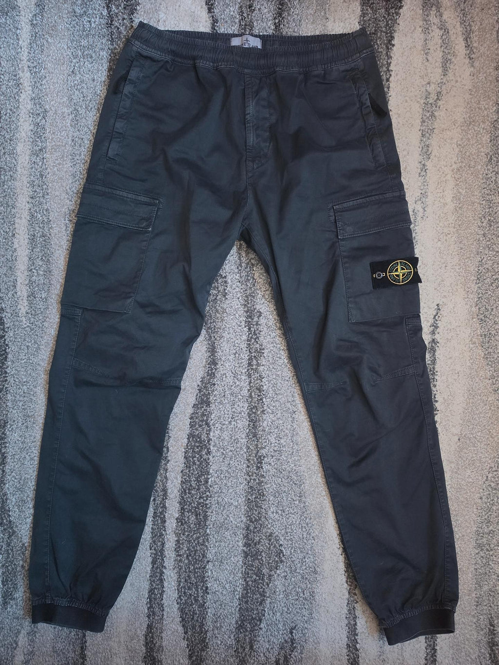 Stone Island Cargo Jogger Pants – 7715313L1 V0165 – Charcoal – W32