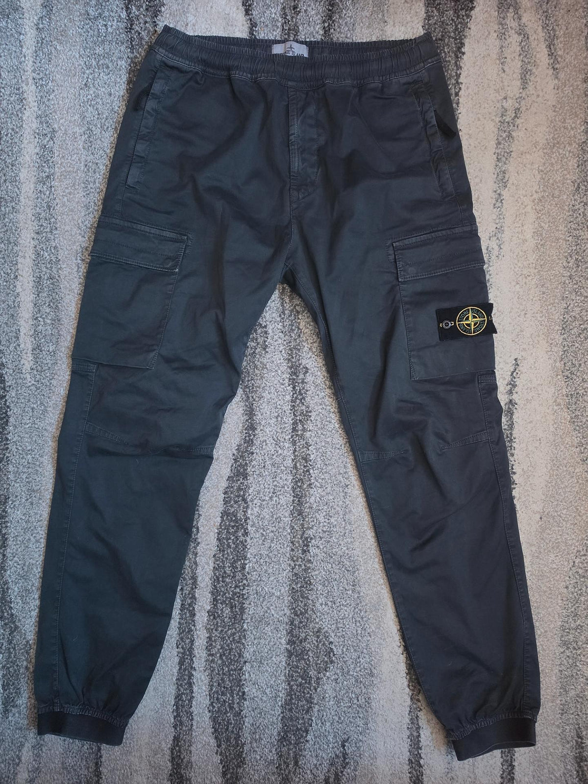 Stone Island Cargo Jogger Pants – 7715313L1 V0165 – Charcoal – W32