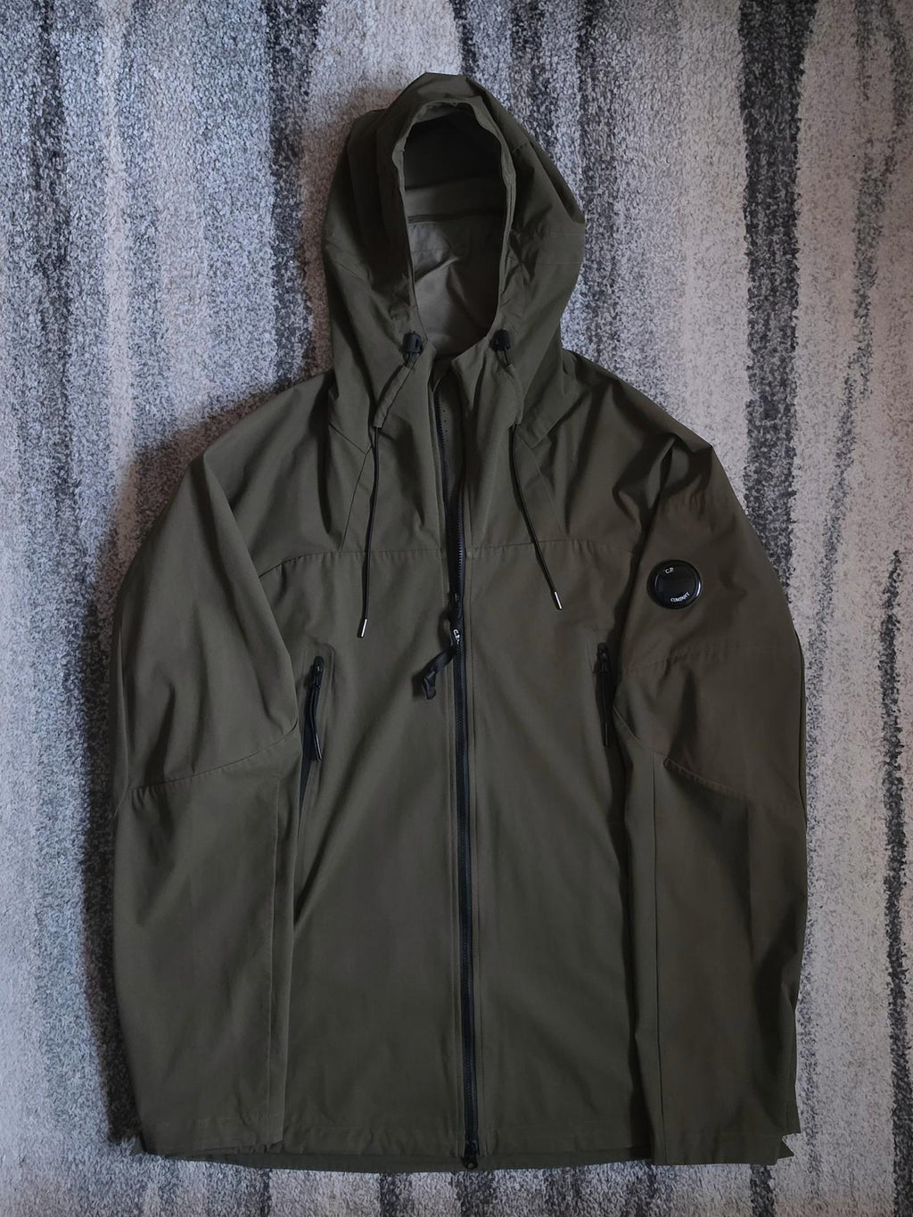 C.P. Company Pro-Tek Lens Hooded Jacket – 06CMOW019A 004117A 672 – Khaki – 56