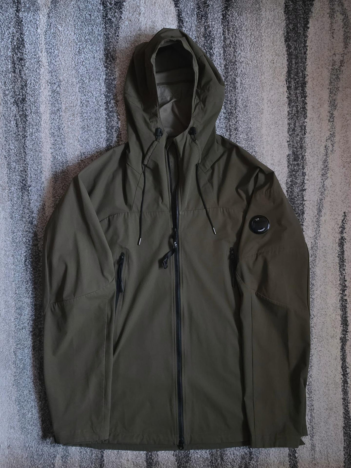 C.P. Company Pro-Tek Lens Hooded Jacket – 06CMOW019A 004117A 672 – Khaki – 56